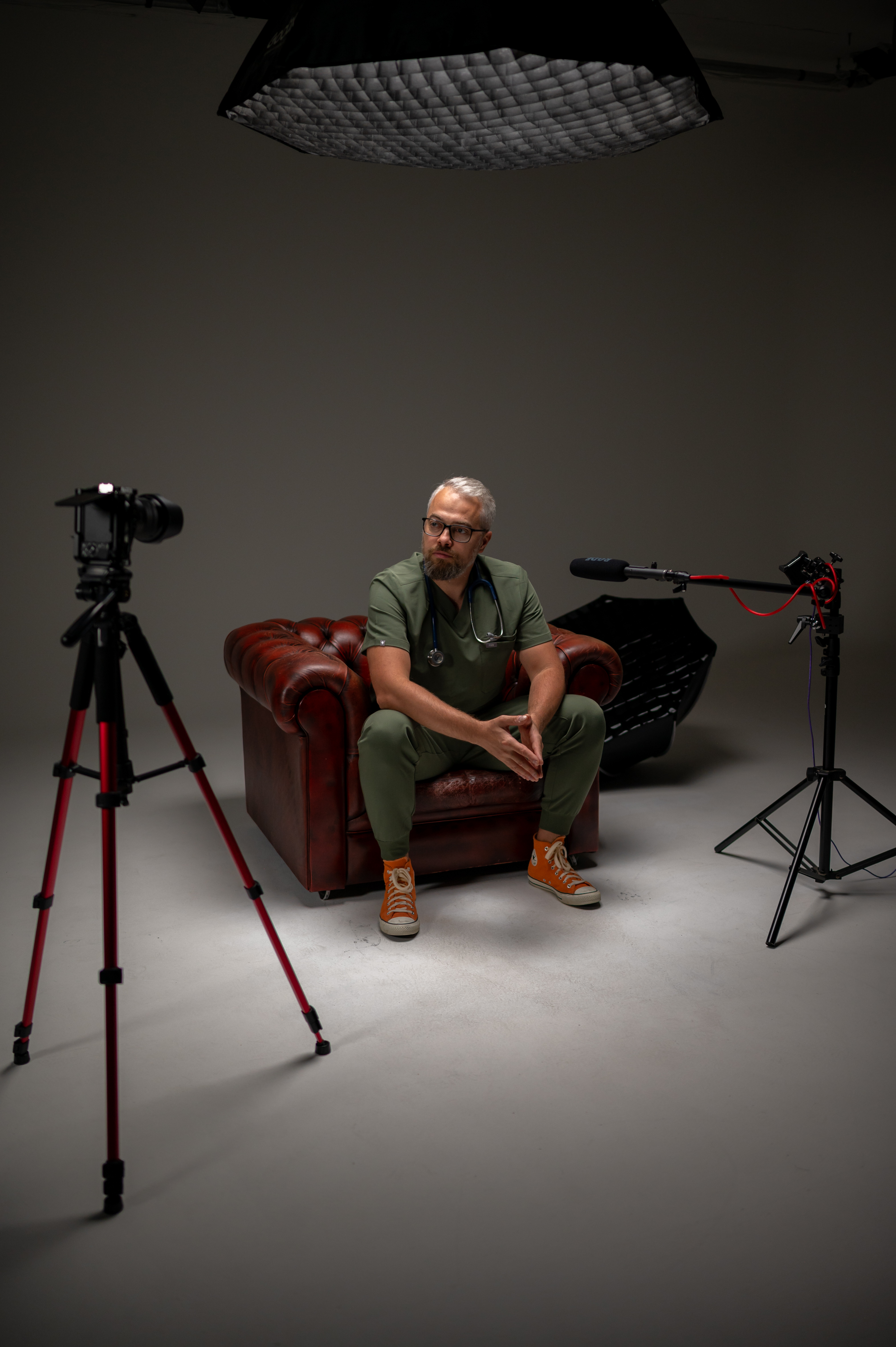 lek. wet. Kuba Letek podczas nagrań w studio